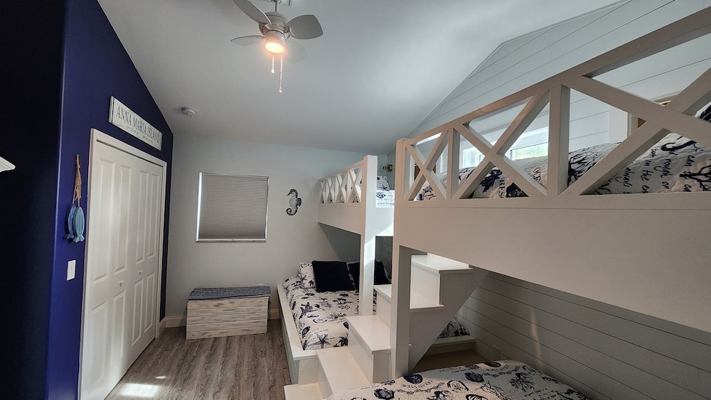 203 Periwinkle - Pretty Palms 4 Bedroom Home by RedAwning view 3