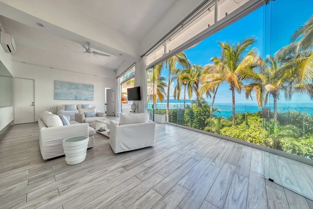 Luxury 1BR APT - Beach View - Jacuzzi - King Bed