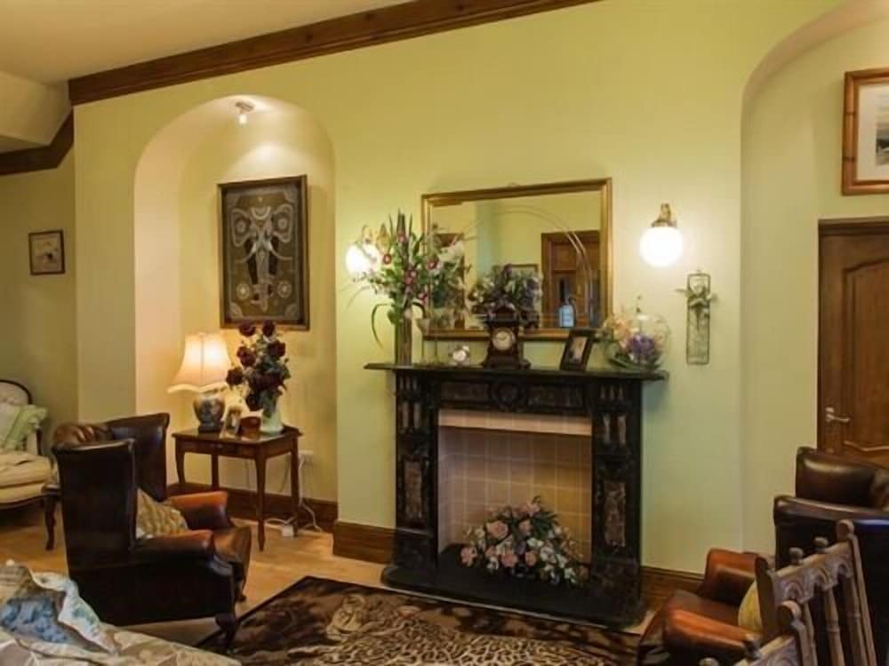 Little Red Rooster Rest and Spa