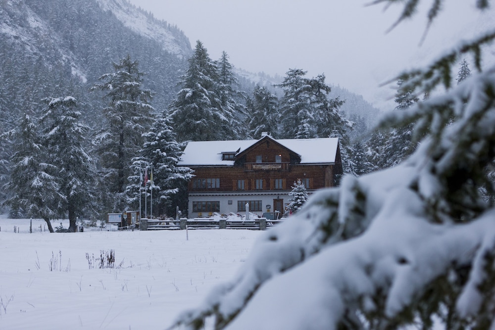 Spinas Gasthaus Val Bever - Hostel