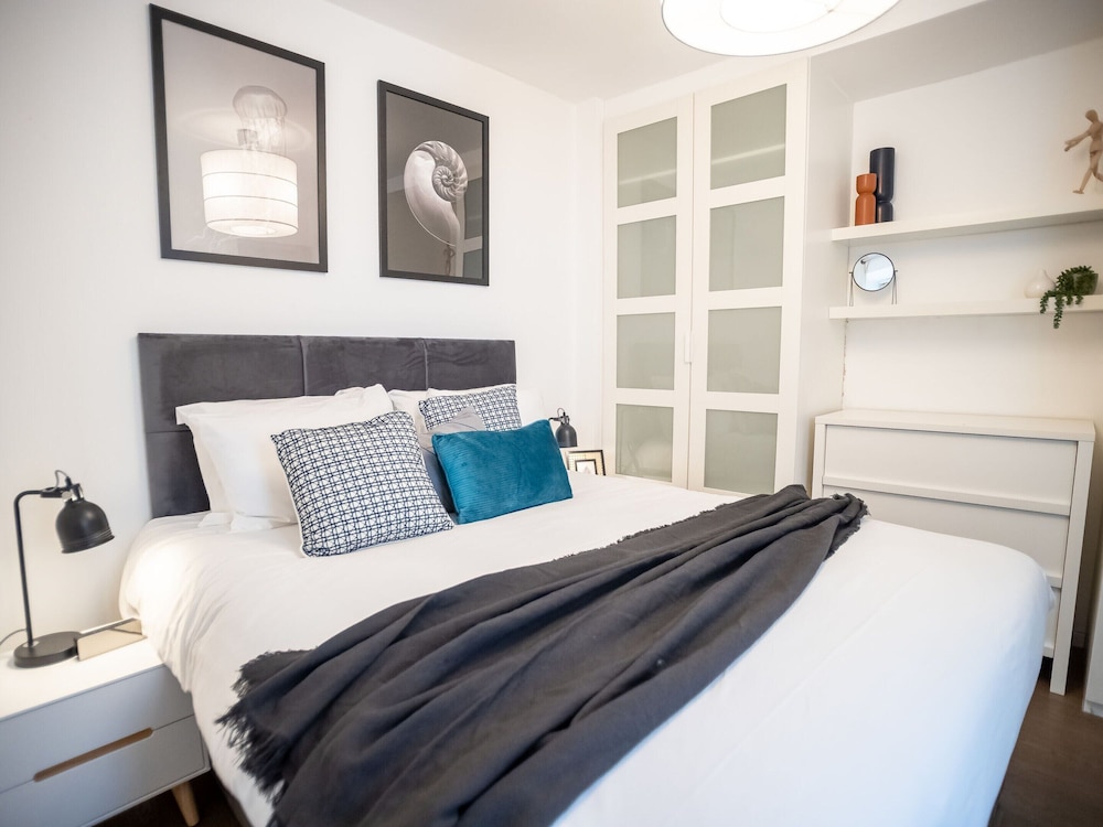 City View Three-bed Premier Apartment London