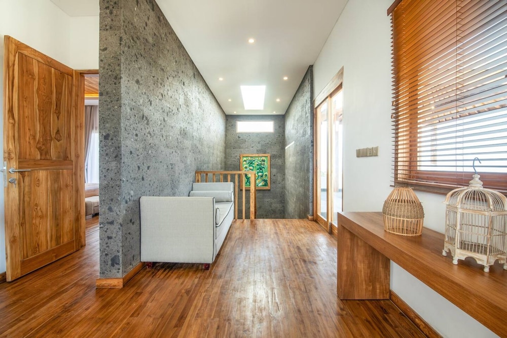 Breeze Opulent 6 BR in With Ocean View 5 Mins to Savaya