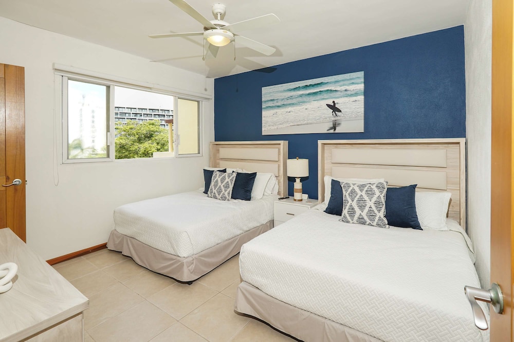 Sleeps 10 Views Beach 1 Block