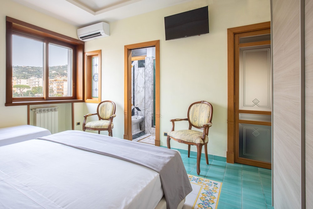 Family Home With Terrace & View In Sorrento Center