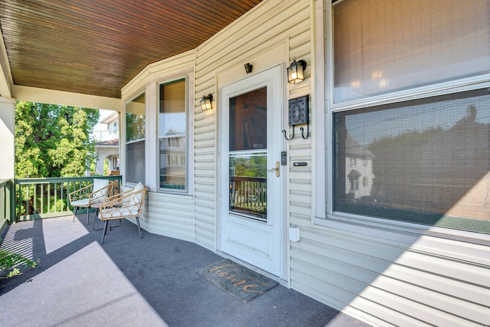 2 Mi to Steamtown Nhs: Family Home w/ Backyard!