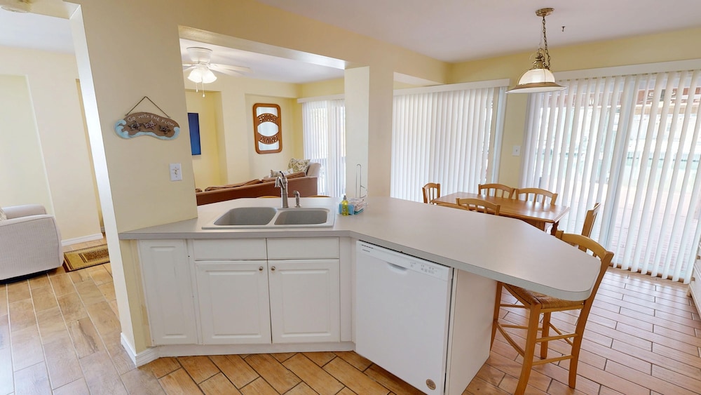Canal Breeze Cottage 4 Bedroom Home