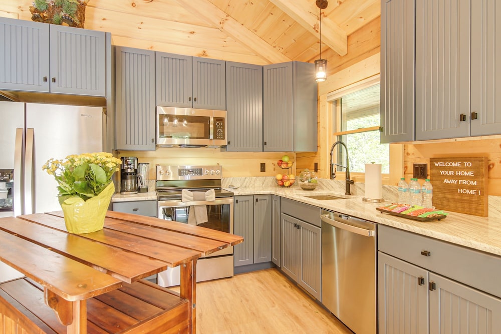 Amazing Waterfall! New Scenic Black Mtn Log Cabin