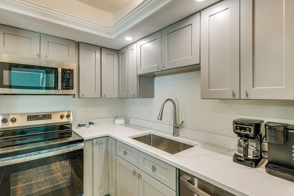 3 Mi to Fort Myers Beach: Unit w/ Furnished Patio!