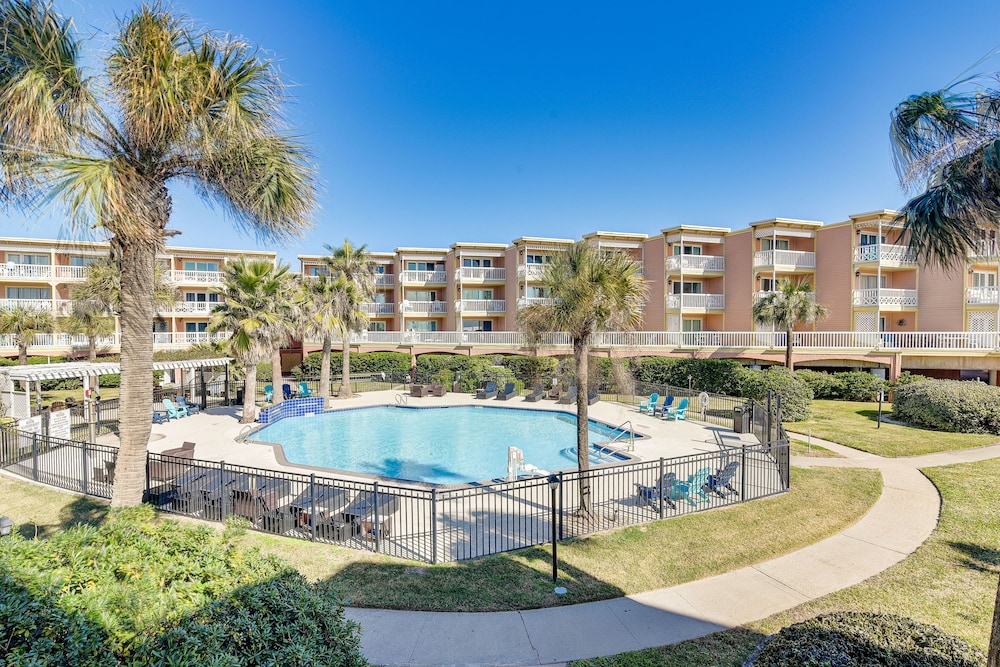 Steps to Galveston Beach: Condo w/ Pool Access