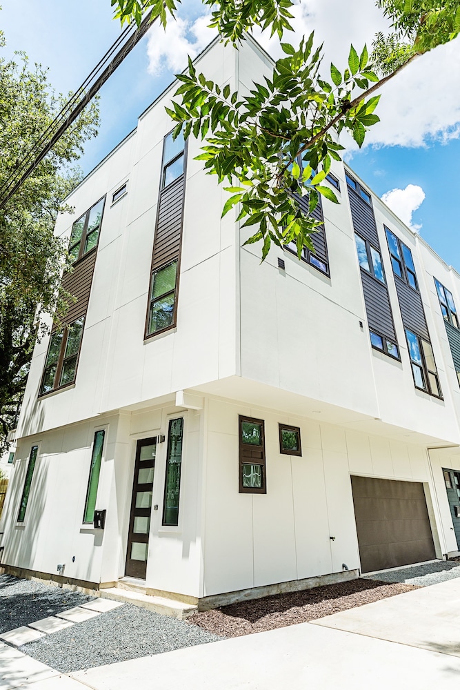 Hotel Montrose Guesthouse Suites - Image 1