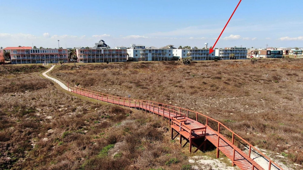 Beachfront Condo w/ Ocean View, 2 Pools, Boardwalk to the Beach Island Getaway
