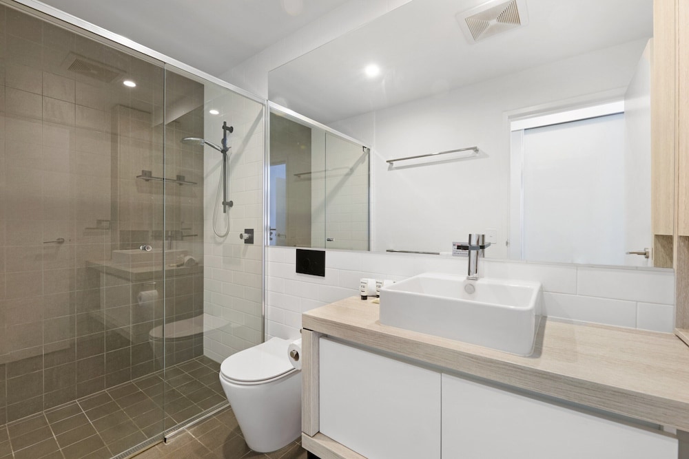Luxe Beachfront 2-bed With Gym, Pool & Views