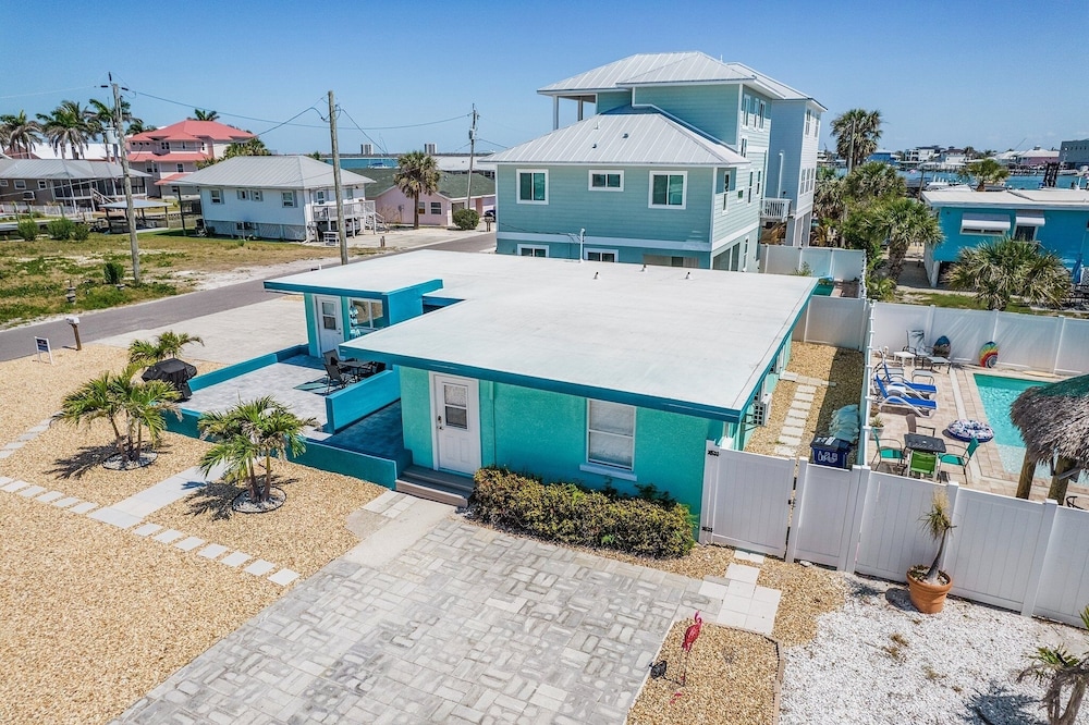 815 Third Street Escape: 2bd Cottage, Close To Restaurants! 2 Bedroom Home