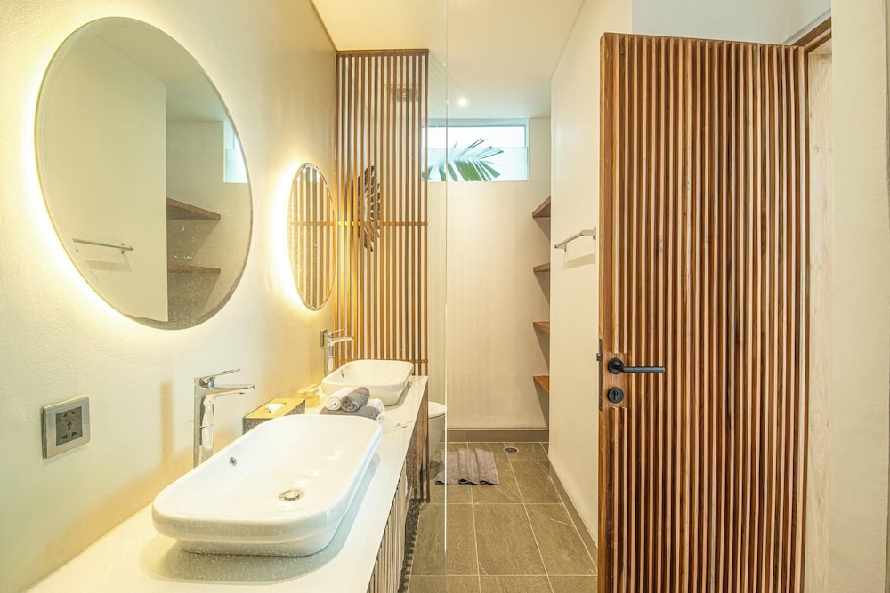 Luxury 5BR Retreat, 400m From Café Del Mar Shore