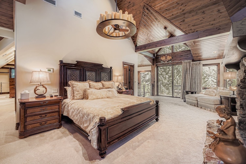 Fairway Drive Retreat 6 Bedroom Home