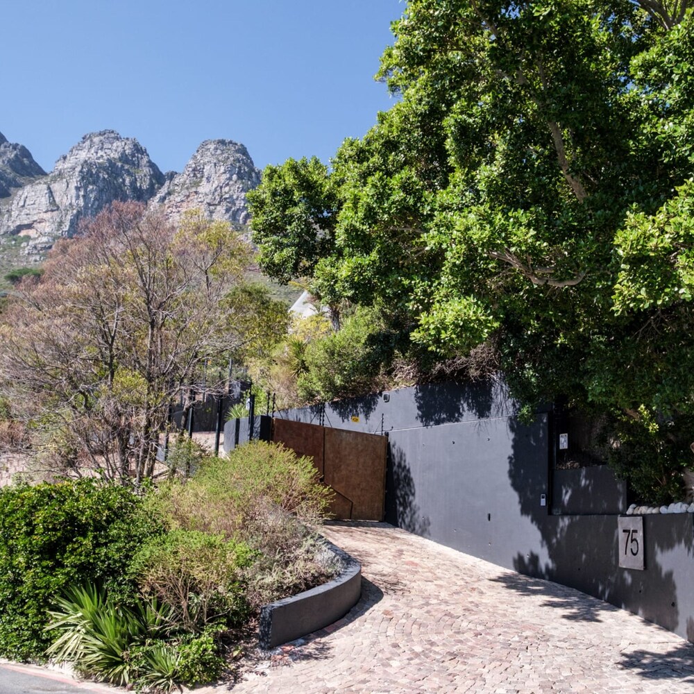 Exceptionally Unique Magnum Villa w Sea Views view 2