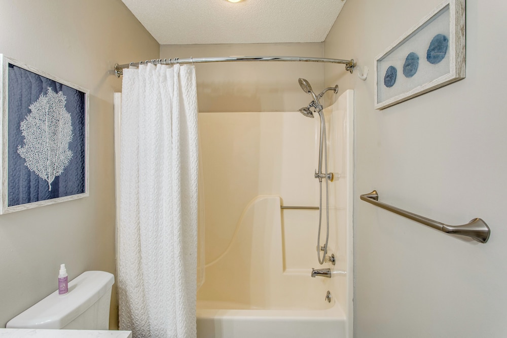 Direct Beach Access! Walkable Condo on Ocean Blvd