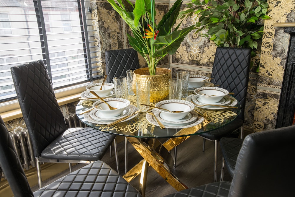 Luxury Versace 2 Bed, Hot Tub, Pool Table, Sky Tv
