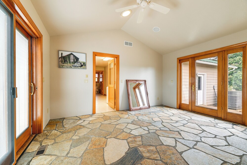 Vineyard Farmhouse in Oakland w/ Hot Tub!