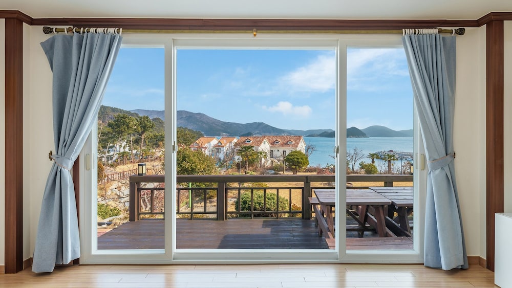 Geoje Kkachi and Santorini Pension