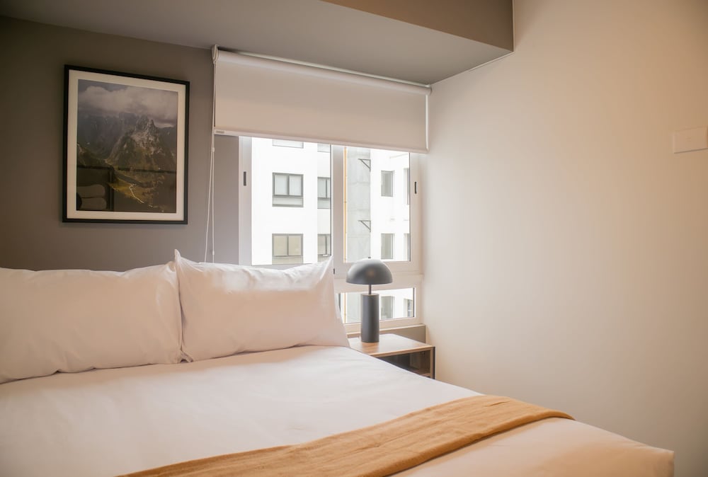 w Inviting 2BR w Balcony in Lively Miraflores