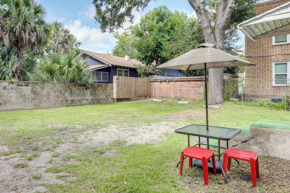 Steps to Food & Shops: Cozy Condo in Jacksonville!
