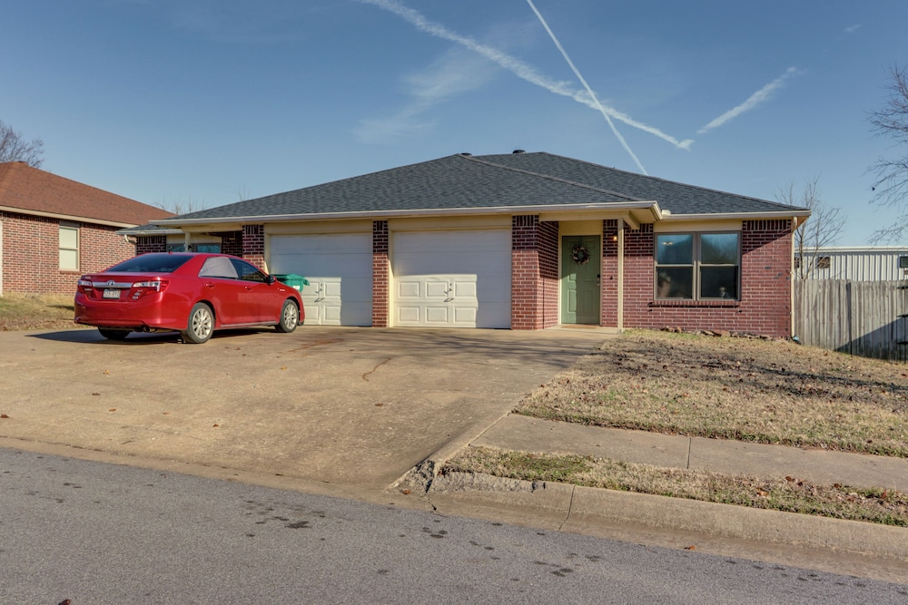 Centrally Located in Nwa; Walk to Wrights Bbq!