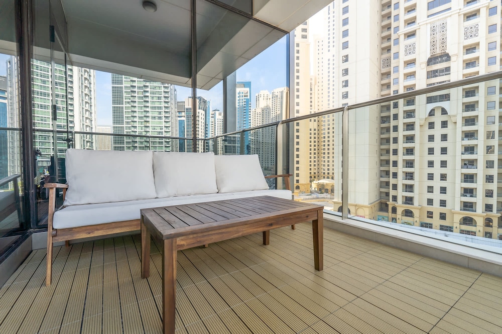 Bright and Airy 1-bedroom Apartment Perfect for 4 in Dubai Marina