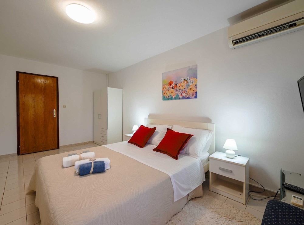 Calm and Stylish Rooms With Balcony