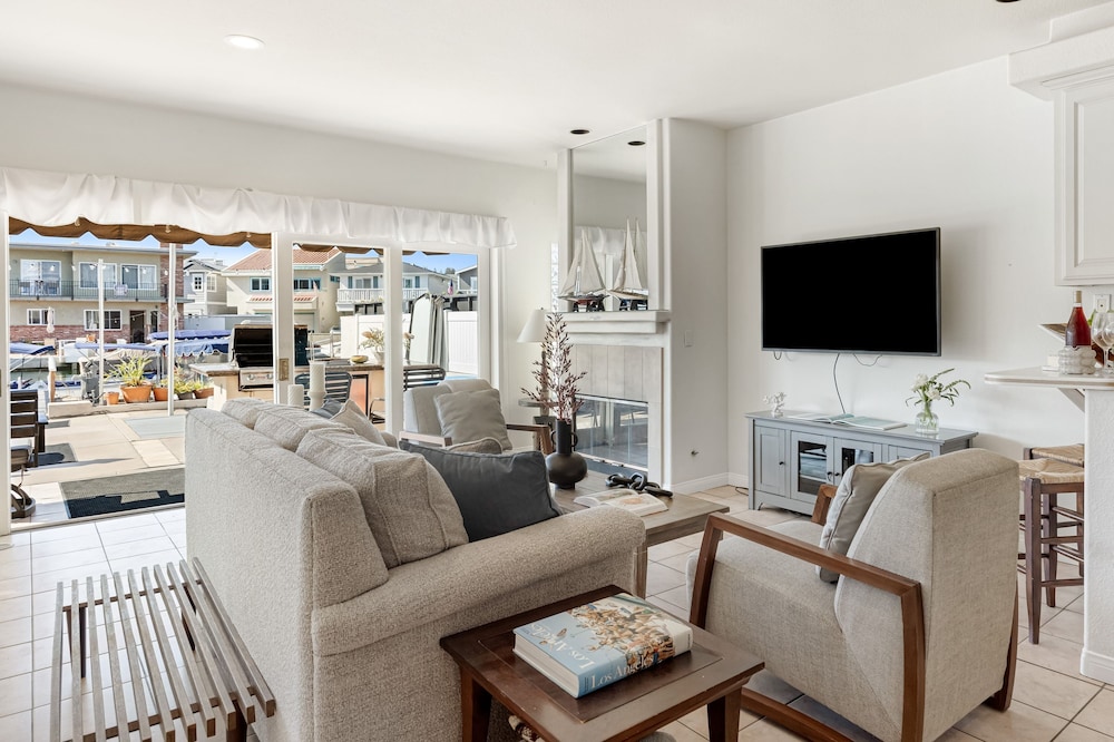 Canalfront Charmer by Avantstay Waterfront w Private Dock Hot Tub