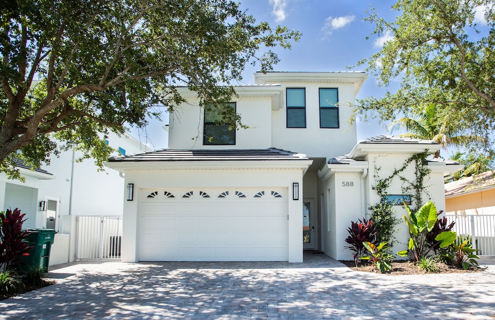 Sorrento Luxury Vacation Home: Expansive 5-Bedroom, 4.5-Bath Retreat with Private Pool, Hot Tub, and Pet-Friendly Accommodations – Just a Short Walk from S