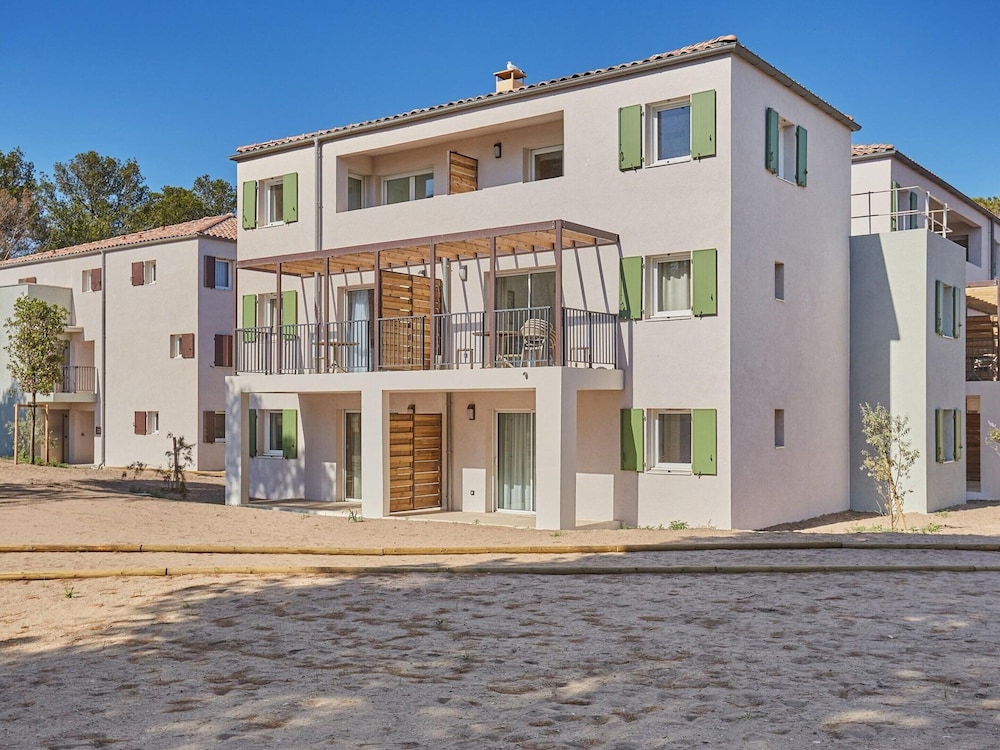 Apartment in Giens With Pool & Beaches Nearby