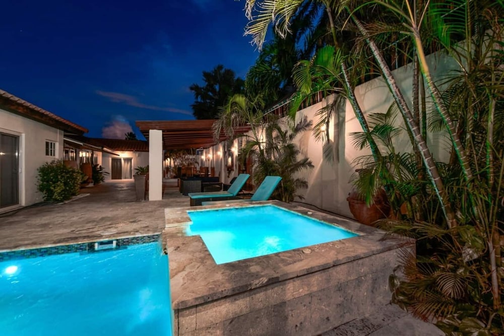 Blue Makini Villa in Noord