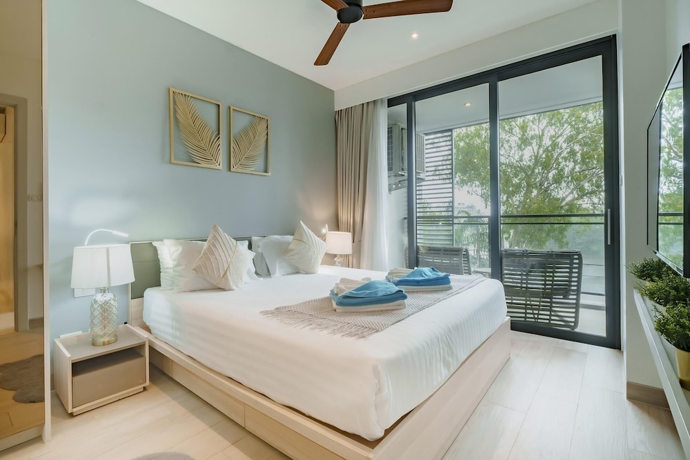 Cassia Exclusive Lake View Condo, Bang Tao Beach
