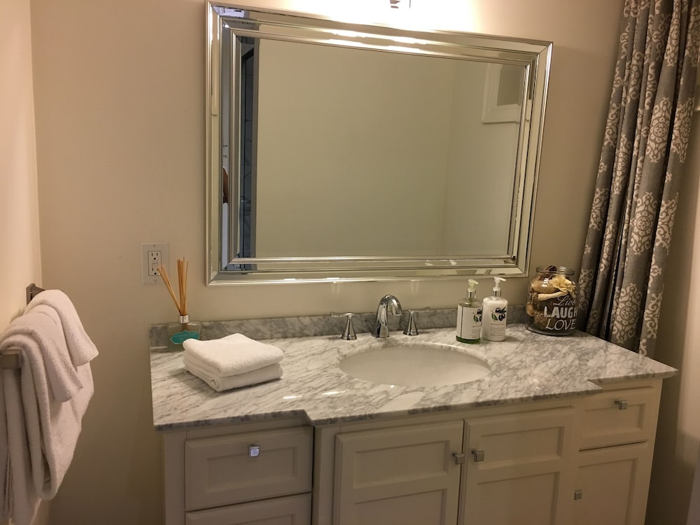 Beautiful 4BR Downtown House, Sleeps 10