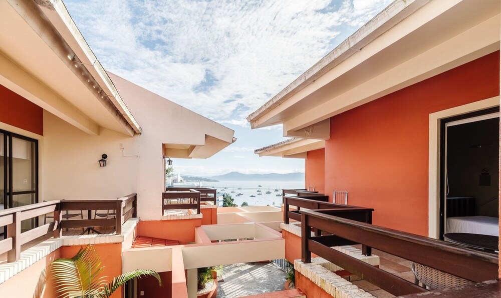 JOFs Apartamentos c Piscina e Vista Mar