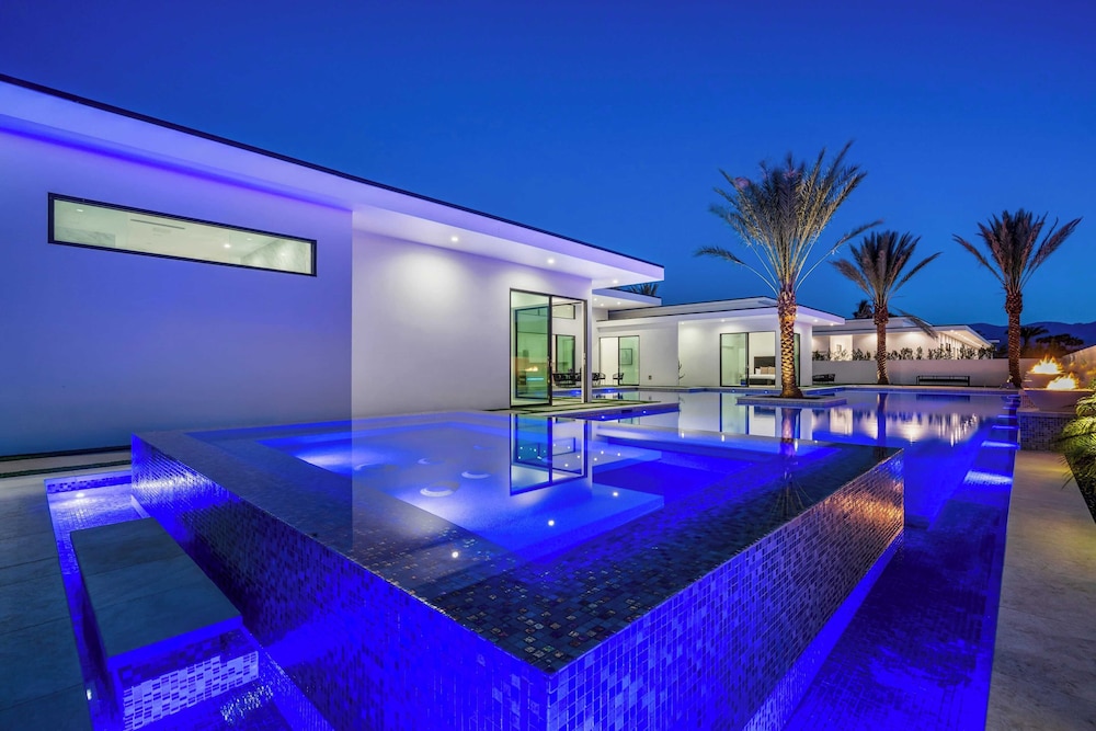 Pool, Hot Tub & Putting Green Minutes From Dining & Golf Bravo Villa #13 by Avantstay