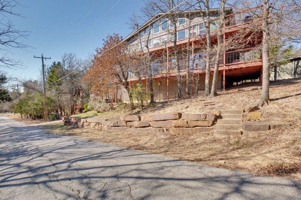 Serene Valley Views: Lake Texoma Retreat