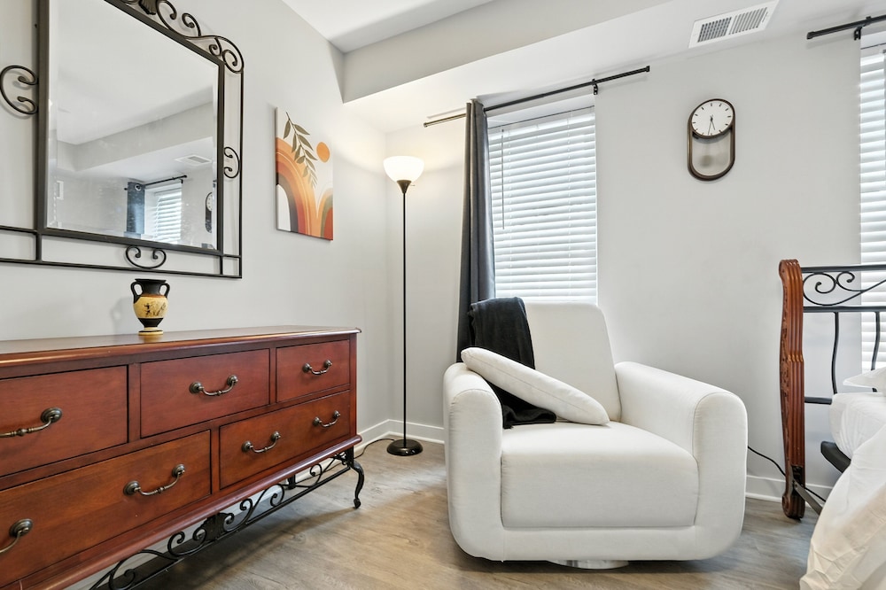 Cozy Historic Row Home- Near Stadiums! 3 Bedroom Home