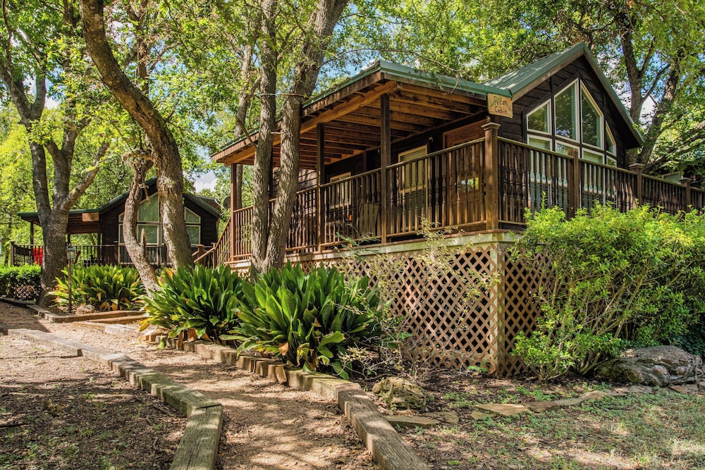 Mendelbaum Winery Guest Cabins