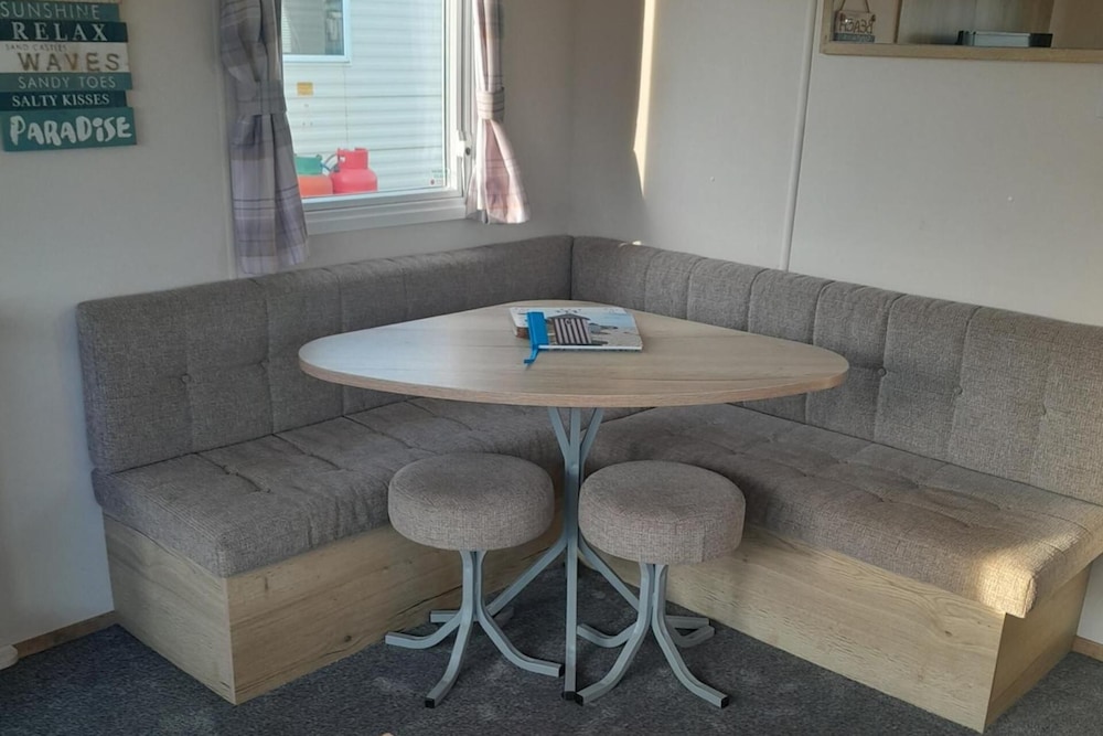 3 Bed-sleeps 6-pets-parking-5 Min to Beach