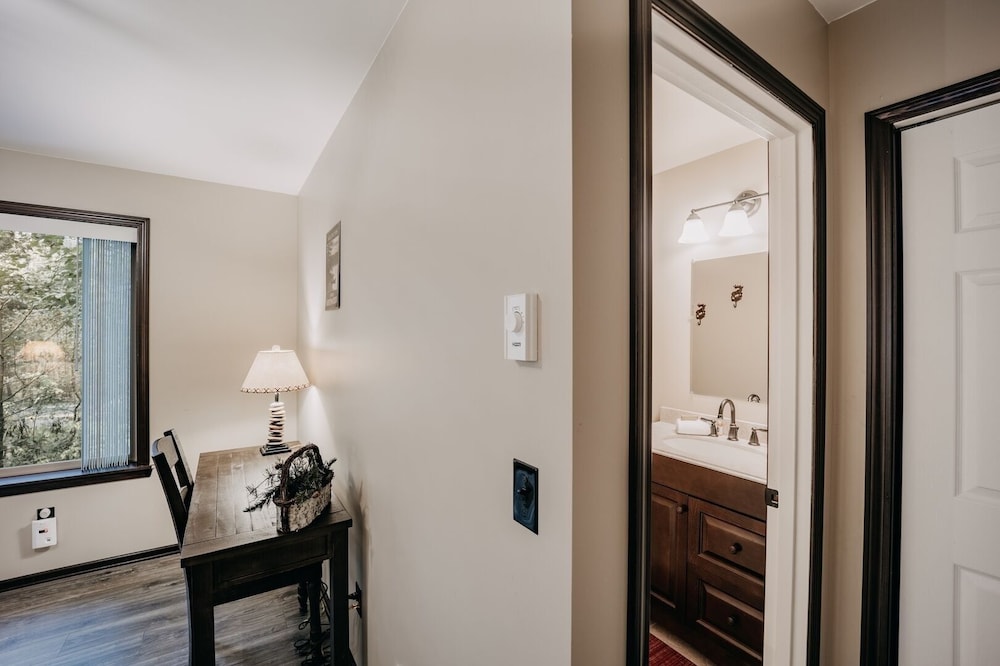 89gs - Hot Tub - Pets Ok - Wifi - Sleeps 4 1 Bedroom Home by RedAwning