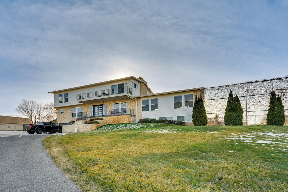 4 Mi to Downtown Ogden: Home w/ Pool Access!
