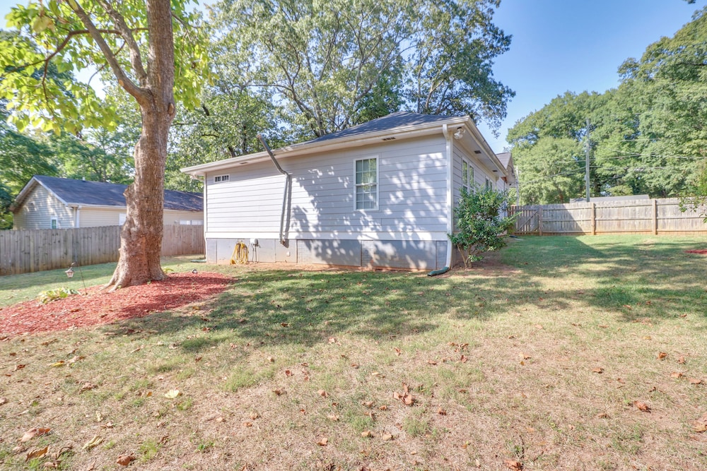 Updated Farmhouse w/ Yard, 10 Mi to Dtwn Atlanta