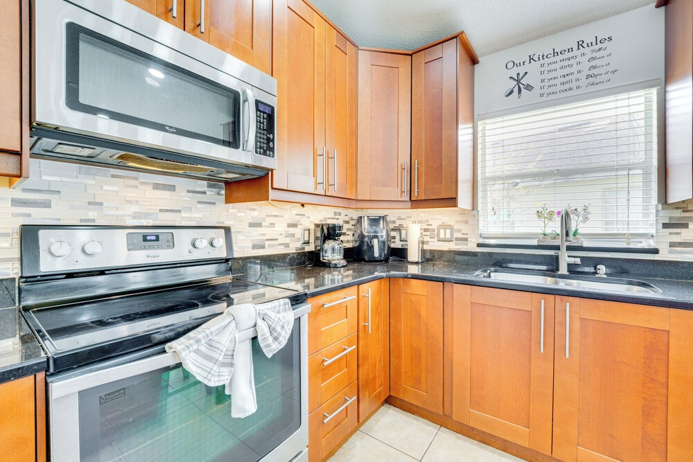 12 Mi to Disney: Family Home w/ Lanai in Davenport