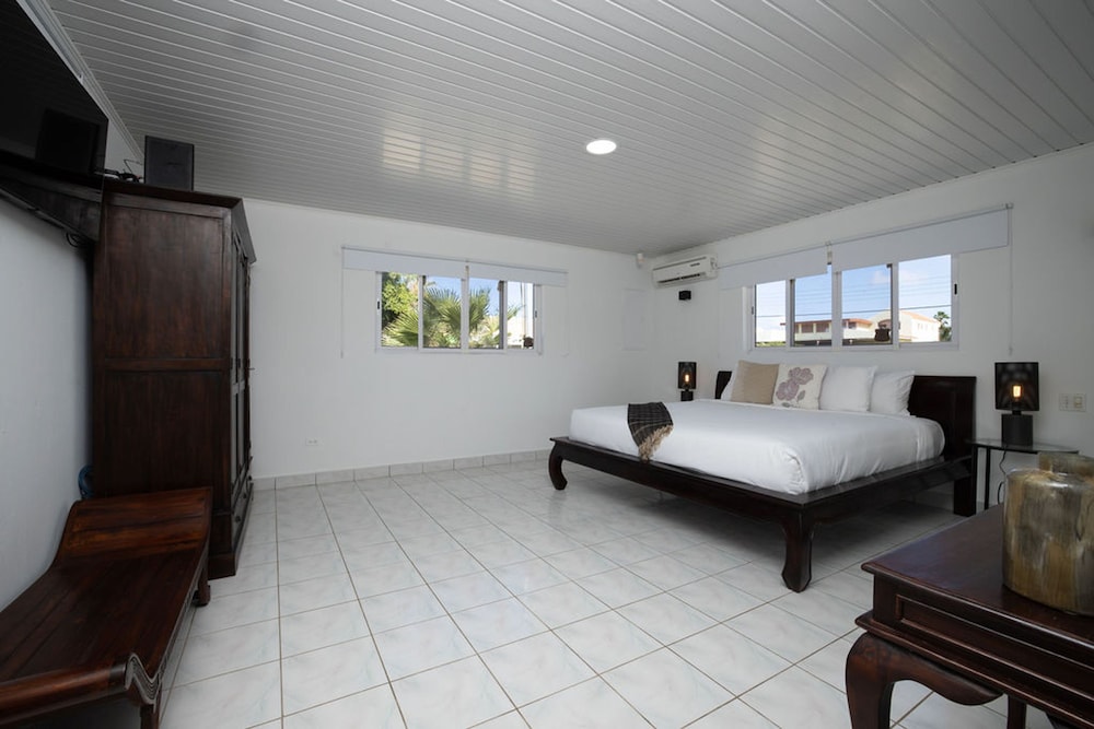 Newly Renovated 4BR 4BA Private Pool Eagle Beach