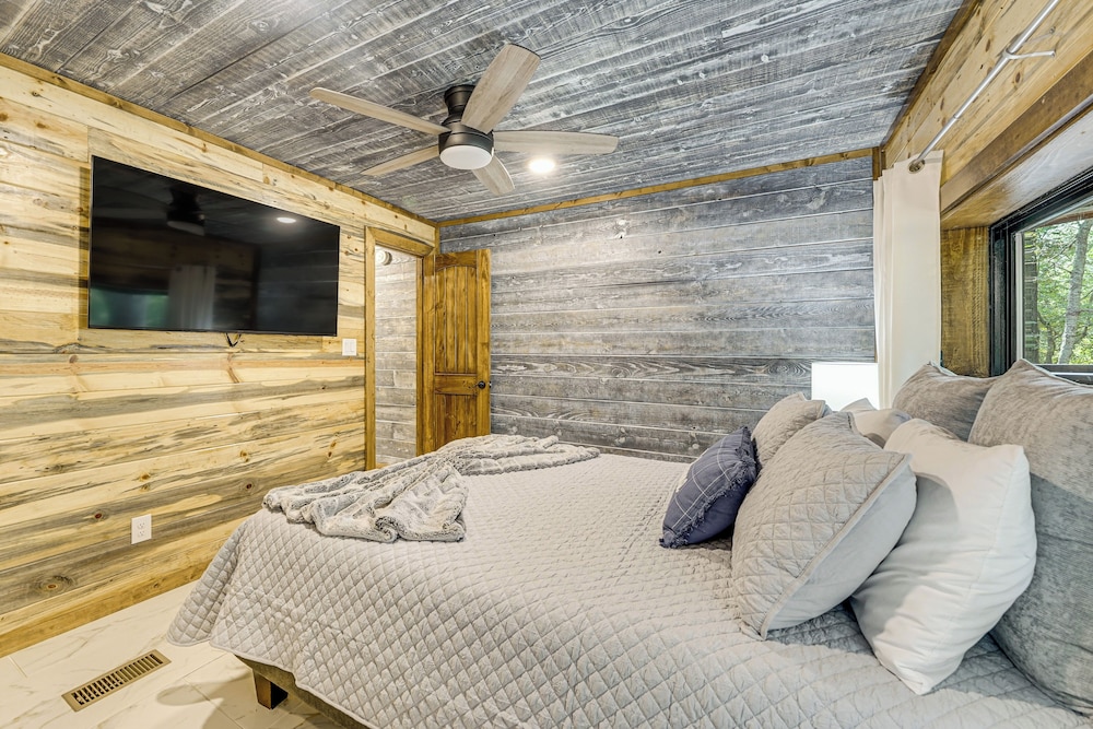 Hike, Fish & Unwind: Cabin w/ Yard in Broken Bow!