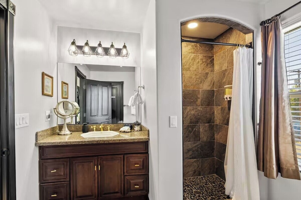 The Three Bears Retreat - King suites