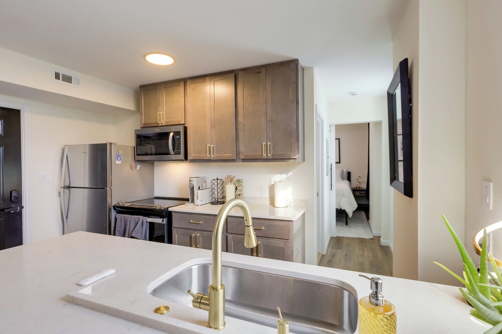 1 Mi to University of Cincinnati: 3rd-floor Condo!