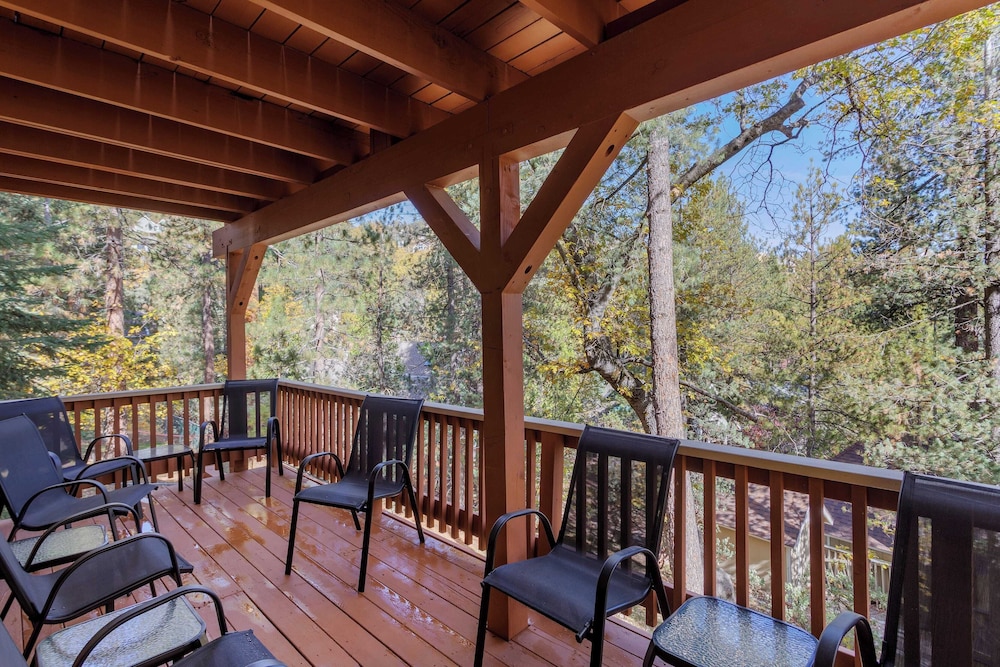 5bdr Stay w/ Fireplace, Game Room & Family-friendly Amenities Arrowhead Chalet by Avantstay